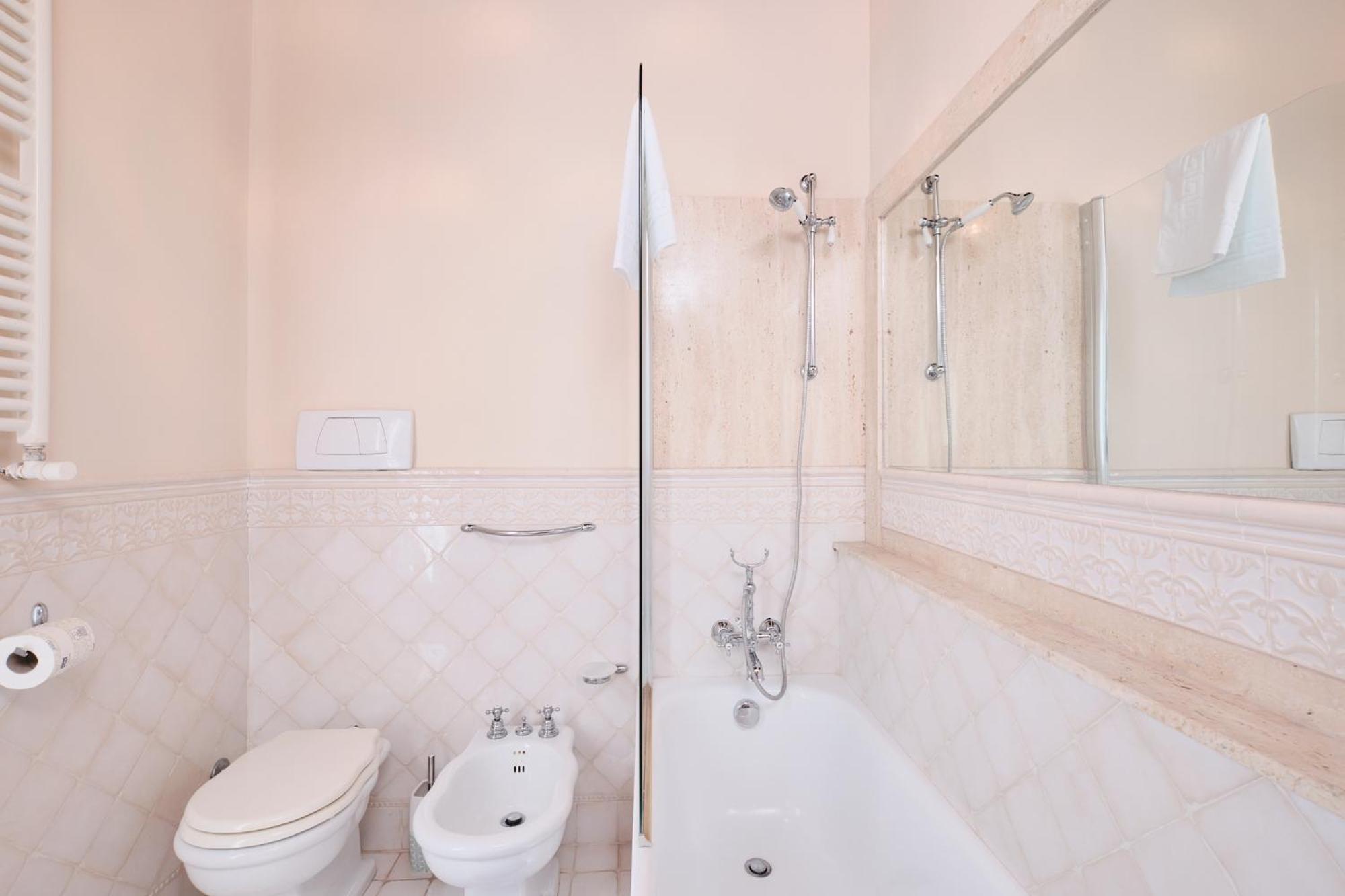 Penthouse With A View Of - 2 Bedrooms And 2 Bathrooms Rom